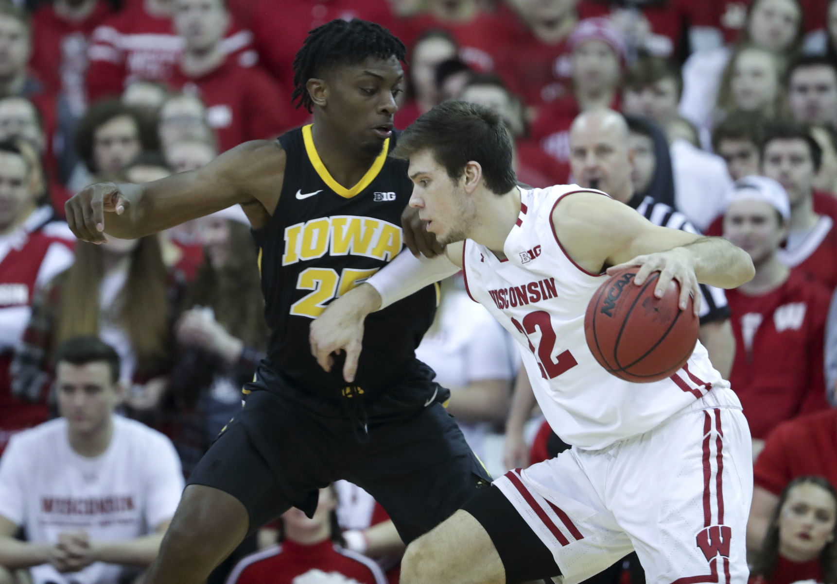 Badgers 65, Hawkeyes 45